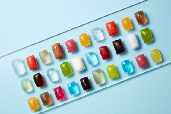 As cascas de fruta serviram de inspiração para “a embalagem ideal”, de acordo com a diretora de design Karlijn Sibbel, porque se decompõem rapidamente e devolvem nutrientes à terra / David Lineton/Notpla