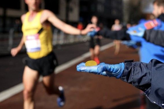 Corredores da maratona de Londres recebem um sachê de Lucozade Sport para os manter hidratados / Notpla