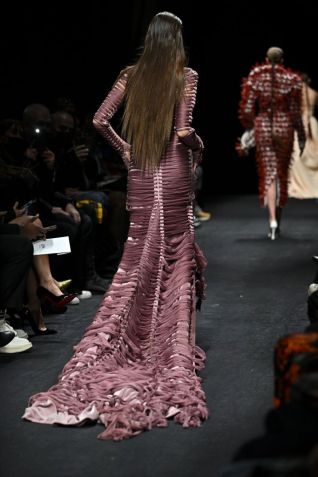 Looks colados ao corpo, com caudas imensas de retalhos no Jean Paul-Gaultier/ Getty Images