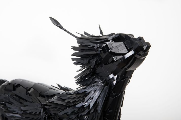 Chamada de "Kadeesa" por sua esposa, esta escultura de gato se baseia no grifo, uma criatura mitológica que é leão e águia, criando o que Nimako chama de "griffyx" / SAMUEL ENGELKING