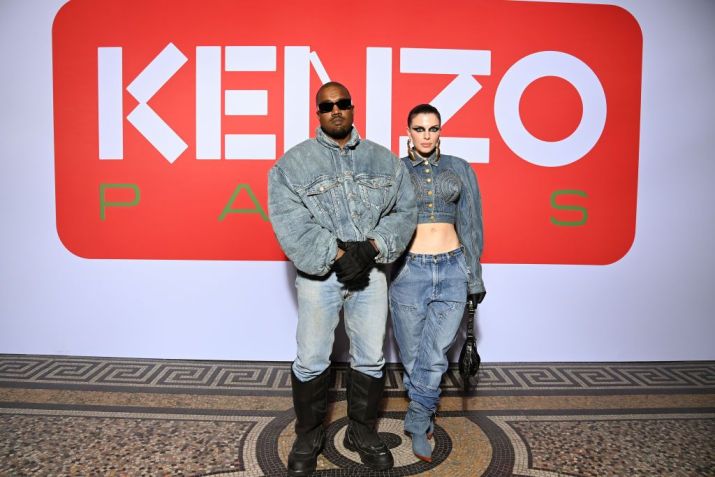Ye (Kanye West) e Julia Fox foram ao desfile da Kenzo durante a semana de moda masculina em Paris / Getty Images For Kenzo