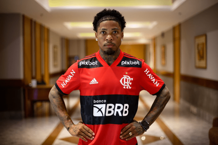 Marinho com a camisa do Flamengo. / Gilvan de Souza / Flamengo
