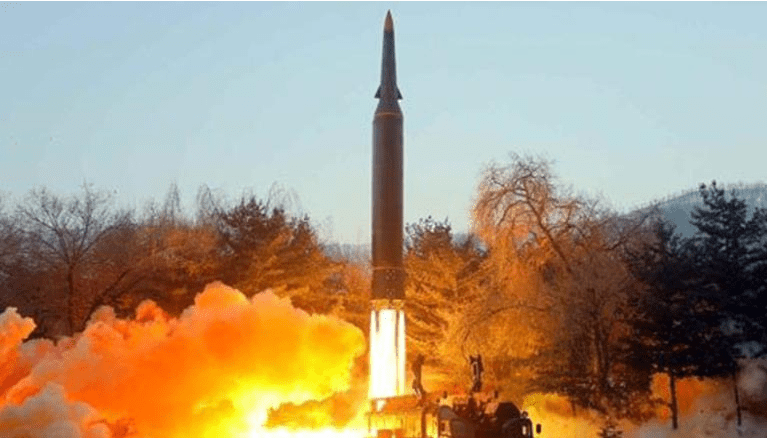 Uma foto que parece mostrar a Coreia do Norte testando seu último míssil em 5 de janeiro, publicada pelo jornal estatal norte-coreano Rodong Sinmun. / Rodong Sinmun / Reprodução