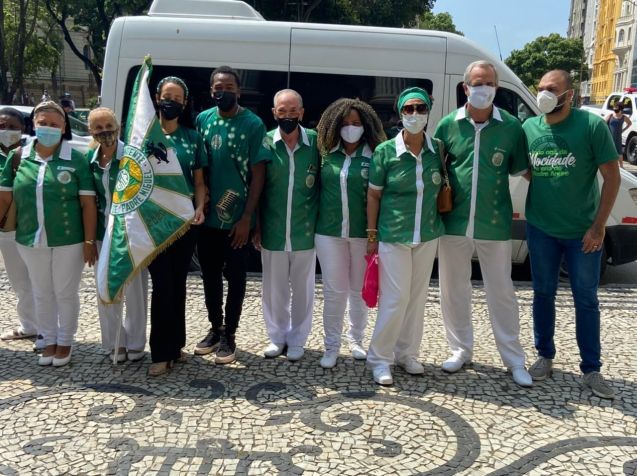 Representantes da Mocidade Independente compareceram ao velório de Elza. / Cleber Rodrigues / CNN