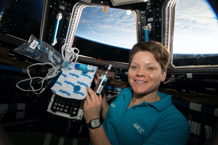 A astronauta da Nasa Anne McClain com equipamento biomédico para a Marrow na Estação Espacial Internacional / Nasa