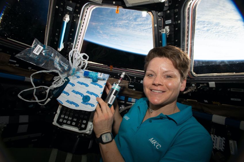 A astronauta da Nasa Anne McClain com equipamento biomédico para a Marrow na Estação Espacial Internacional / Nasa