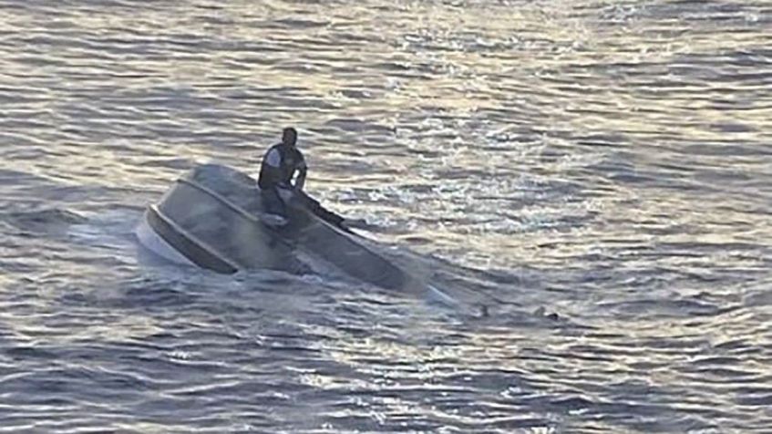 Homem encontrado após naufrágio de barco na Flórida (EUA) / Guarda Costeira dos EUA