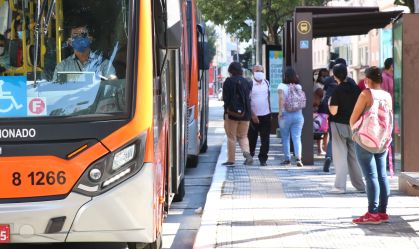 Usuários de transporte público e motoristas de ônibus utilizam máscaras de proteção contra covid-19 na rua da Consolação