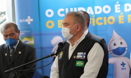 Queiroga recebe doses de vacina da Pfizer para crianças