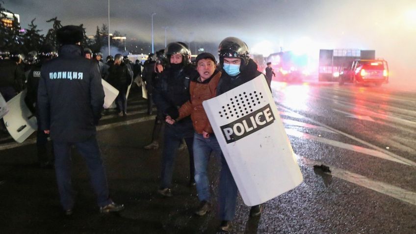 Manifestações em Almaty, no Cazaquistão, após aumento no preço dos combustíveis / Reuters