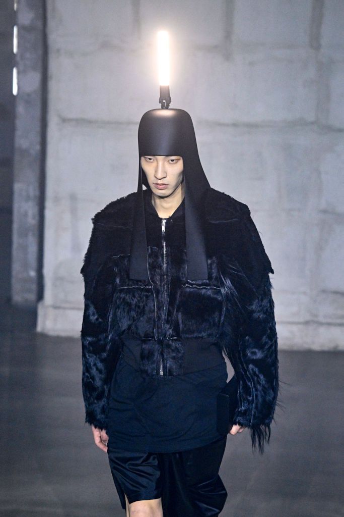 Rick Owens adornou sua nova coleção com lâmpadas funcionais / Getty Images