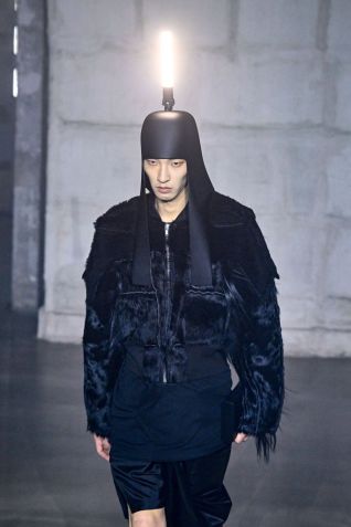 Rick Owens adornou sua nova coleção com lâmpadas funcionais / Getty Images