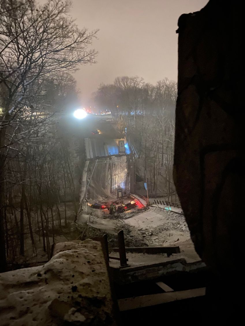 Ponte, que estava encoberta por neve, desabou nesta sexta-feira (28) nos EUA. / Jeremy Habowski