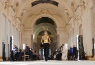 Alta-costura de Paris volta aos desfiles presenciais em grande estilo