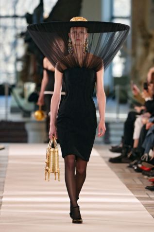 Chapéus com tules que iam até o decote de vestidos tubinho para Schiaparelli / Getty Images