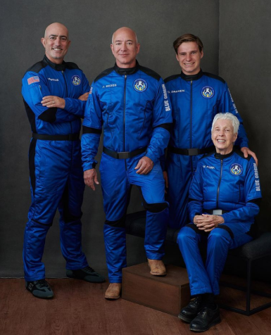Tripulação do foguete New Shepard, começando pela esquerda: Mark Bezos, Jeff Bezos, Oliver Daemen e Wally Funk./ Divulgação/Instagram