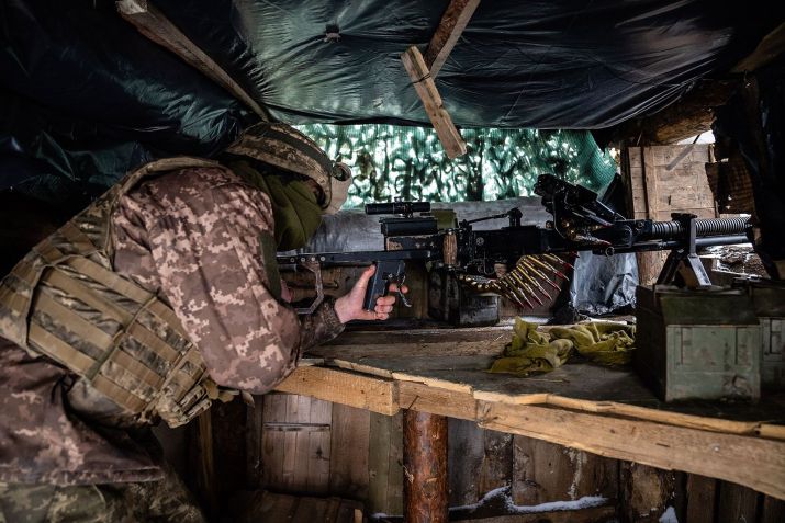 Um soldado ucraniano em uma posição de artilheiro em uma trincheira na linha de frente, em Slov'yanoserbs'k, região de Luhansk, na Ucrânia. Esses soldados acreditam que um ataque russo é inevitável e o esperam em breve / Timothy Fadek/Redux for CNN