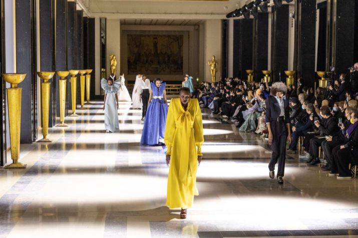 Looks fantasmagóricos com ombros estruturados que ultrapassavam a altura dos ombros na Viktor & Rolf / Getty Images
