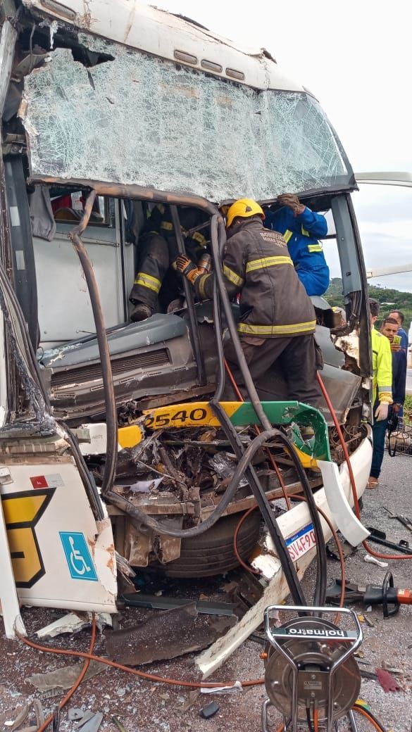 Motorista do ônibus teve que ser retirado das ferragens após batida. / Corpo de Bombeiros de MG