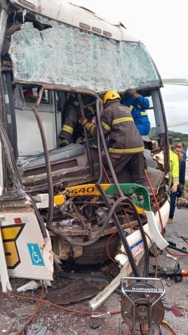 Motorista do ônibus teve que ser retirado das ferragens após batida. / Corpo de Bombeiros de MG