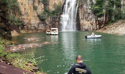 Trabalho dos Bombeiros em lago de Capitólio (MG)