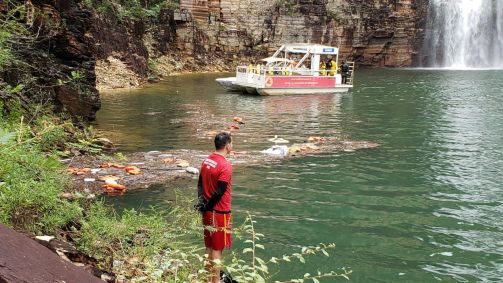 Trabalho dos Bombeiros em lago de Capitólio (MG)