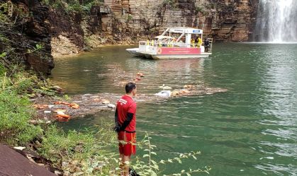Trabalho dos Bombeiros em lago de Capitólio (MG)