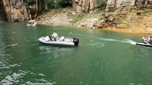 Trabalho dos Bombeiros em lago de Capitólio (MG)