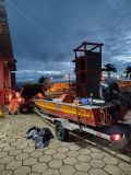 Bombeiros de Minas Gerais usam barco em buscas em Capitólio (MG)