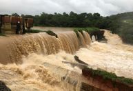 Barragem em MG pode romper; famílias estão ilhadas em área de risco, diz prefeito