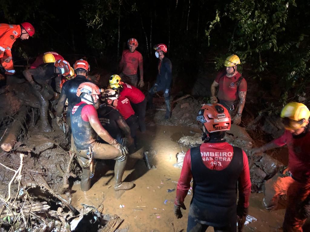 Equipe do Corpo de Bombeiros Militar de Minas Gerais realiza operação de retirada dos corpos envolvidos no acidente que deixou um carro com cinco pessoas soterrado na região de Retiro do Chalé (MG)