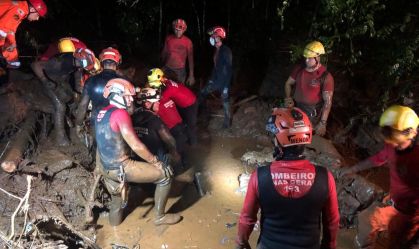 Equipe do Corpo de Bombeiros Militar de Minas Gerais realiza operação de retirada dos corpos envolvidos no acidente que deixou um carro com cinco pessoas soterrado na região de Retiro do Chalé (MG)