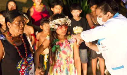 A garota Sofia da Silva (Yva Mirim), da etnia Guarani, recebeu o imunizante da Pfizer em sua aldeia em Maricá (RJ)