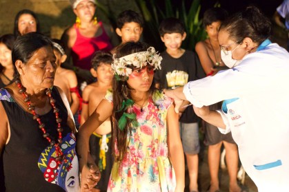 A garota Sofia da Silva (Yva Mirim), da etnia Guarani, recebeu o imunizante da Pfizer em sua aldeia em Maricá (RJ)