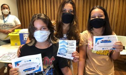 Imagem de destaque do post: Rio vacina 18 mil crianças no 1º dia e pais tomam dose de reforço