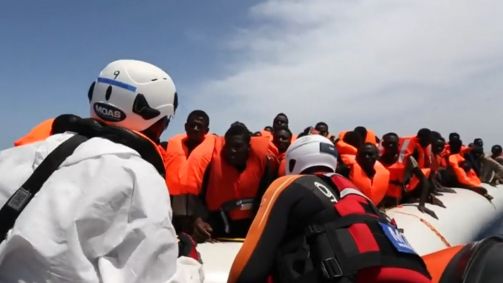 Guarda costeira italiana realizou o resgate de mais de 300 imigrantes que estavam a bordo de uma pequena embarcação em alto-mar