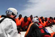 Itália resgata mais de 300 imigrantes de barco em perigo em alto-mar