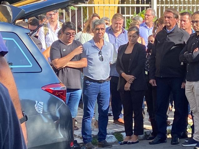 Presidente Jair Bolsonaro e a primeira-dama Michelle Bolsonaro durante o sepultamento de D.Olinda / Bruna Macedo/CNN