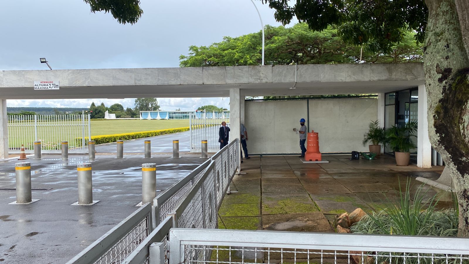 Telas de lona instaladas impedem a visão de jornalistas que cobrem o Palácio da Alvorada