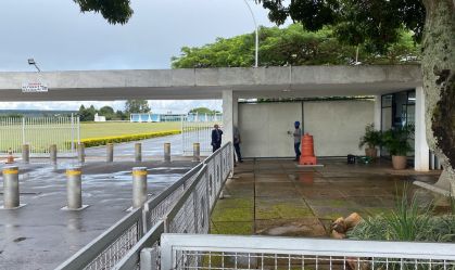Telas de lona instaladas impedem a visão de jornalistas que cobrem o Palácio da Alvorada