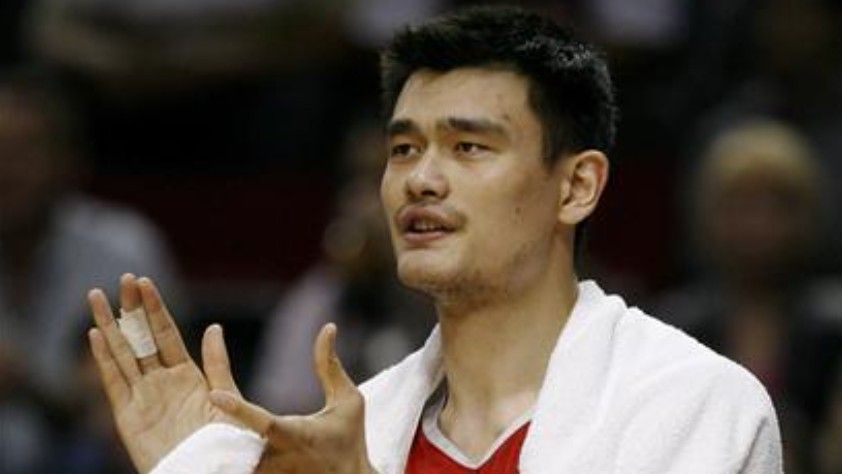 Yao Ming em atuação pelo Houston Rockets, durante seu período na NBA / Reuters