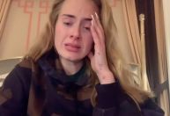 Com metade da equipe infectada por Covid-19, Adele chora ao cancelar shows