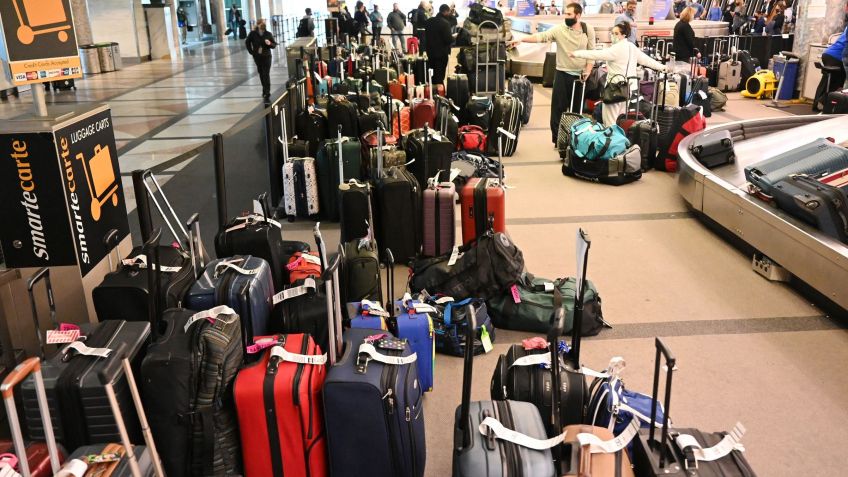 Aeroportos começam a acumular passageiros com seus voos cancelados; na imagem, o aeroporto de Denver, Texas, em 3 de janeiro / Denver Post via Getty Images