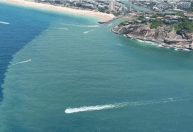 Instituto investiga mancha em praia da Barra da Tijuca, na zona oeste do Rio