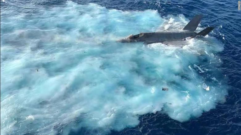 Queda de Jato F-35C durante voo de teste deixou sete pessoas feridas no Mar da China Meridional / Reprodução Twitter