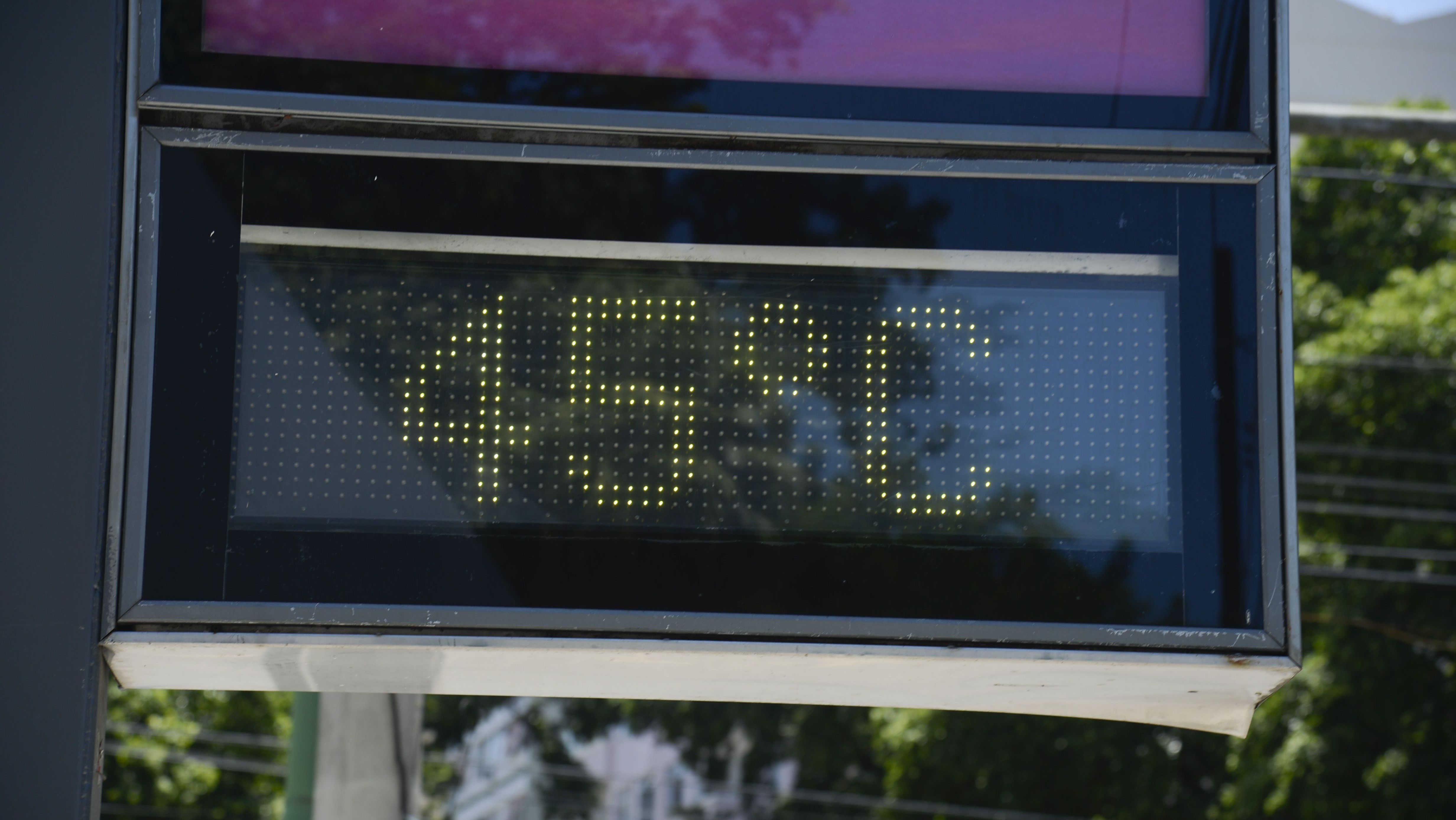 Relógio digital de rua marca 45 graus no bairro do Estácio; no Rio de Janeiro