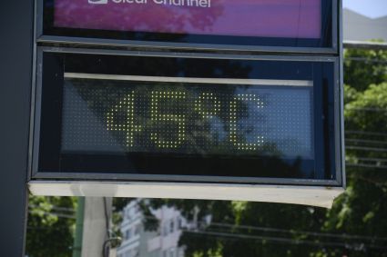 Relógio digital de rua marca 45 graus no bairro do Estácio; no Rio de Janeiro
