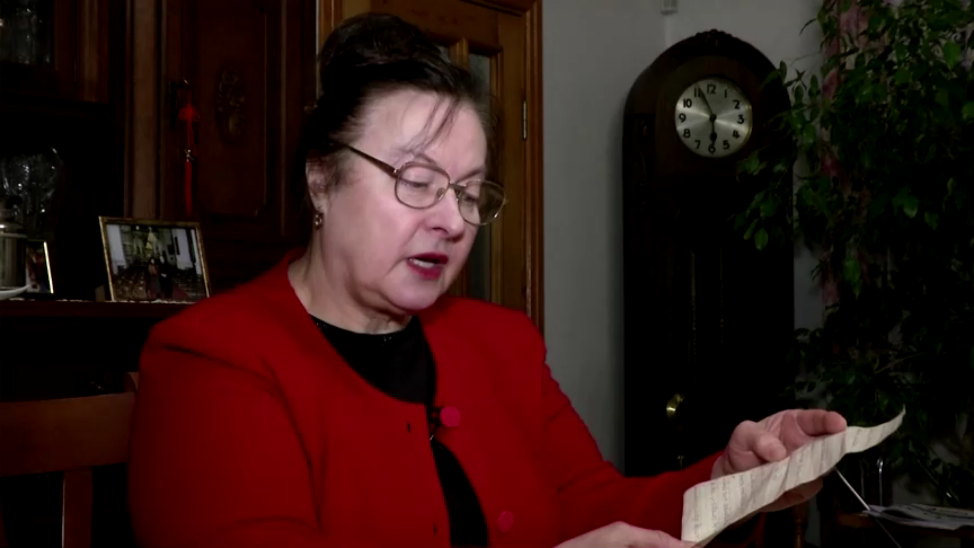 Genowefa Klonovska lê carta que deveria ter recebido há 51 anos. Amiga por correspondência reclamava que ônibus não chegavam em seu vilarejo. / Reuters
