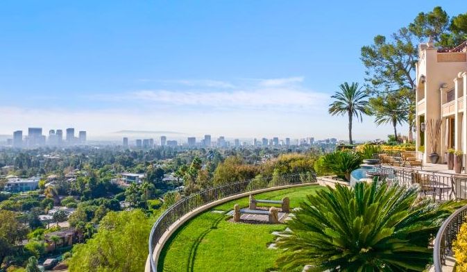 A propriedade de 1.950 metros quadadros de inspiração andaluza possui nove quartos e 18 banheiros com os jardins em estilo resort / Altman Brothers