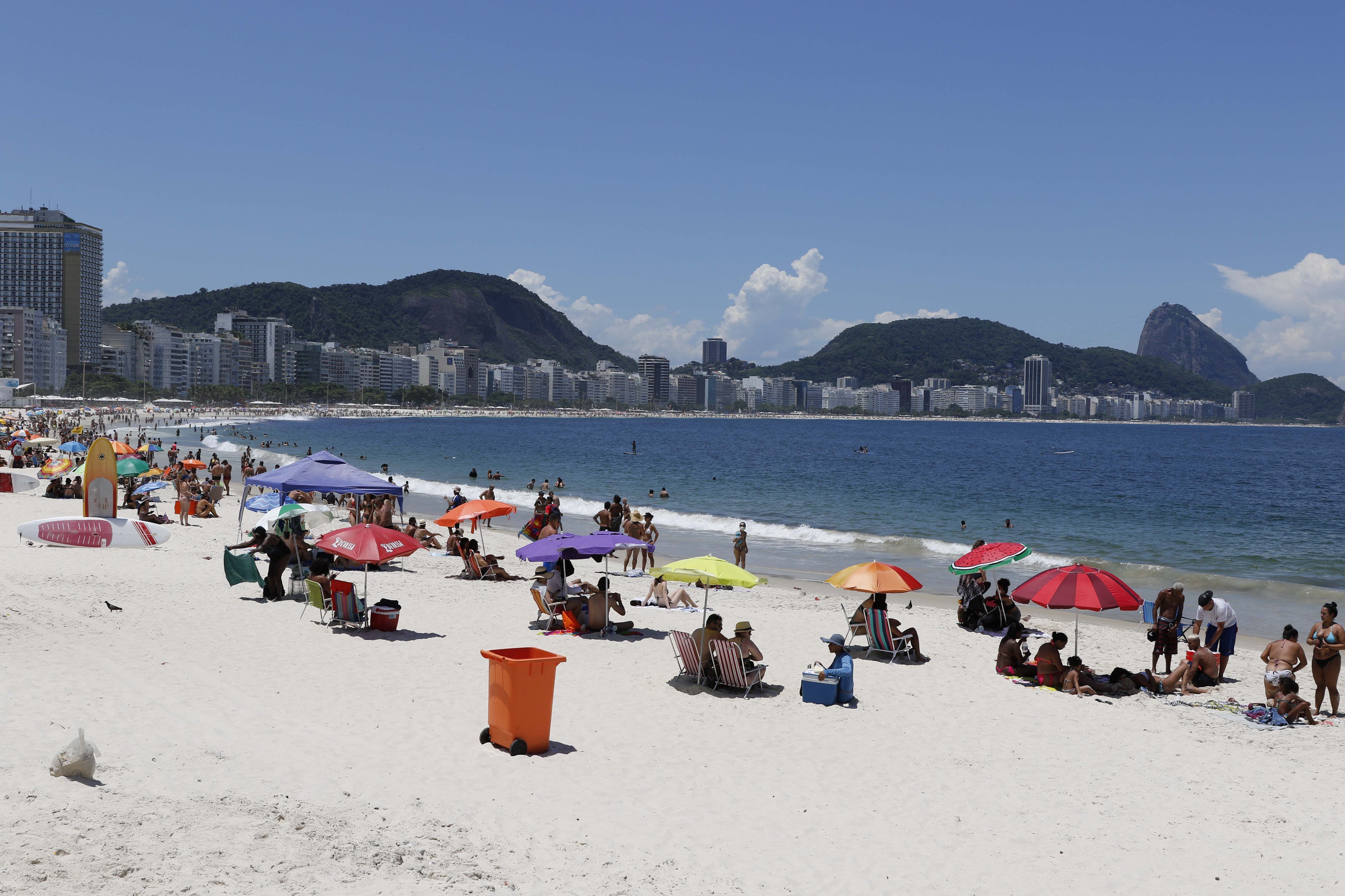 Praia de Copacabana movimentada no último dia do ano, apesar das restrições e fiscalização da Prefeitura, e do cancelamento da festa de Réveillon